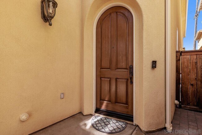 Building Photo - 533 N Cedros Ave