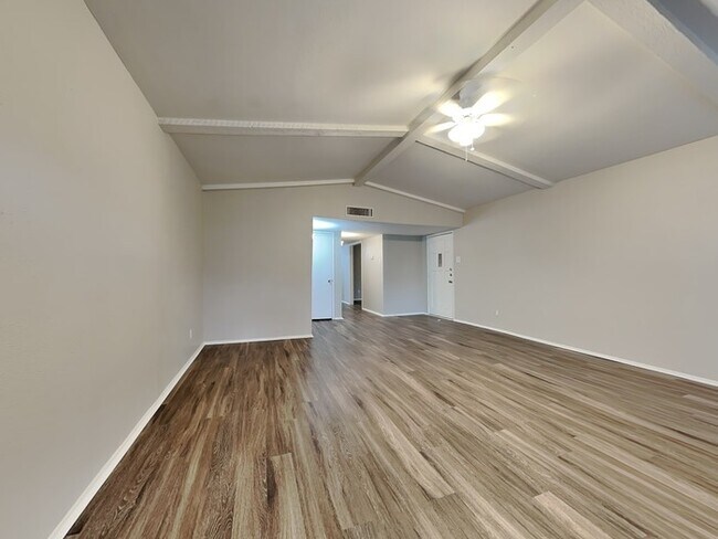 Foto del edificio - 446 Thistle Dr