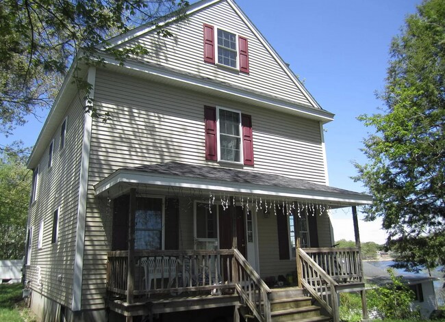 Building Photo - Reduced Rent! 10% Off 1st Month's Rent for...