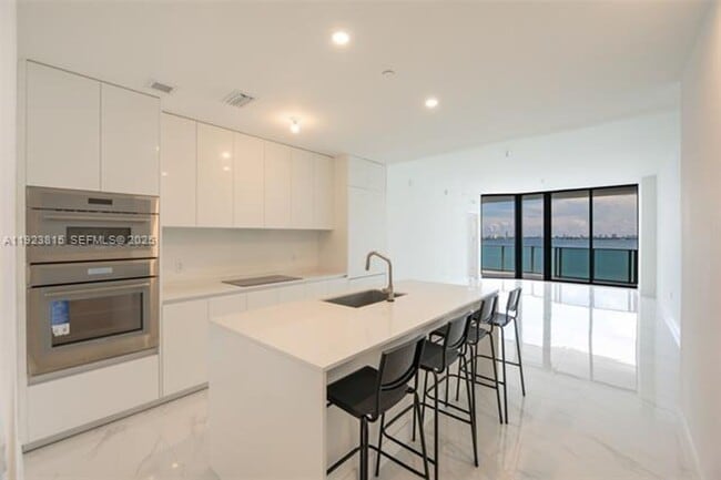 Foto del edificio - 700 NE 24th St