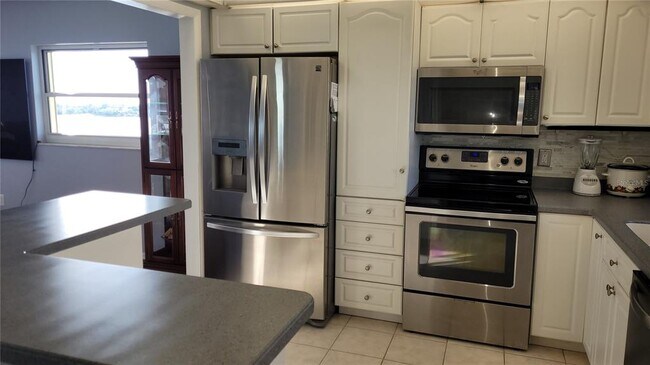 Building Photo - 4750 Cove Cir