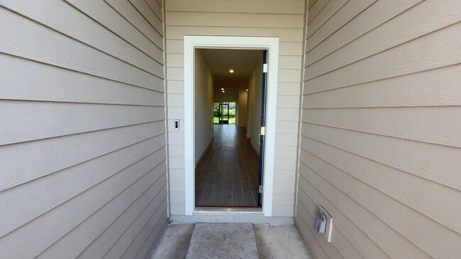 Building Photo - 9230 Country House Dr