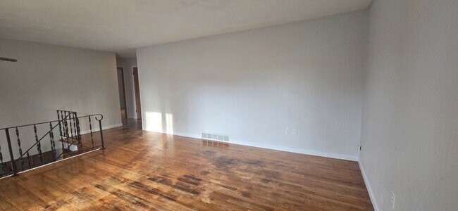 Building Photo - South Shores Reverse Bi Level