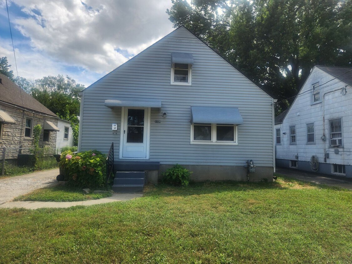 Foto principal - 2 bedroom, 1 bathroom, basement, garage, a...