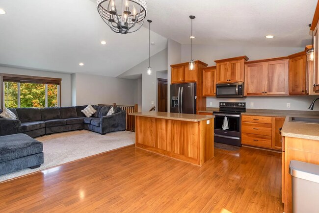 Foto del edificio - Check out this 4 BR 2 Bath single family h...
