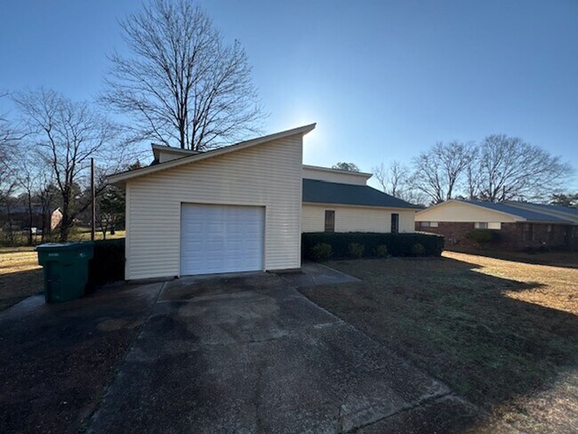 Building Photo - Renovated 3 Bedroom 2 Bath Home for Rent!!