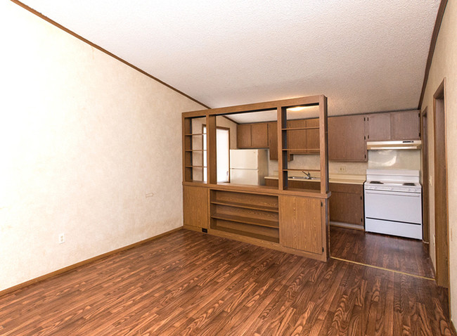 Vista de la sala de estar a la cocina - Amberlake Apartments