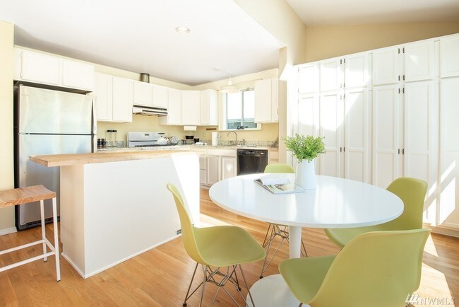 Kitchen - 1118 18th Ave E
