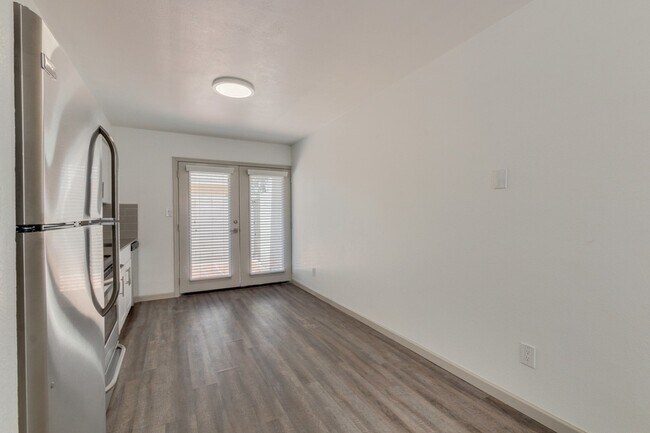 Foto del edificio - $0 First Month Rent! Remodeled 2 Bed Casita w/ Private Patio, W/D & Pool