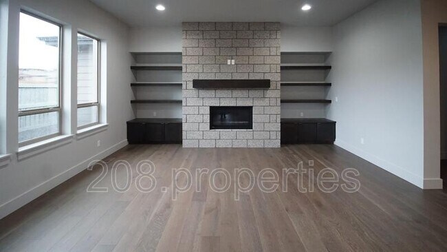 Foto del edificio - 6849 E Warm Springs Ave