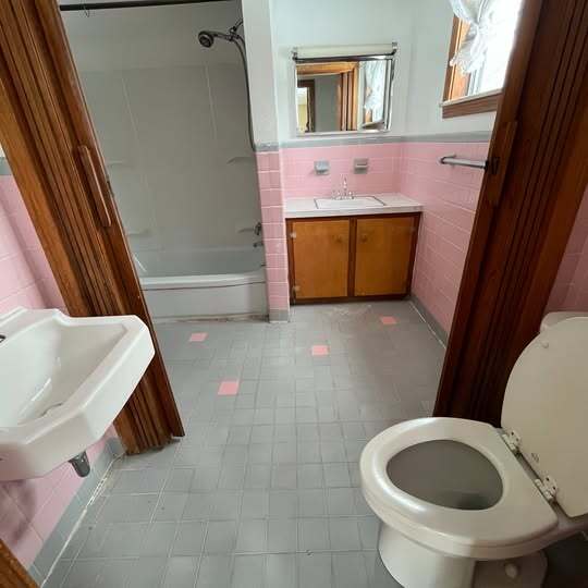 Building Photo - 824 Dickinson Dr