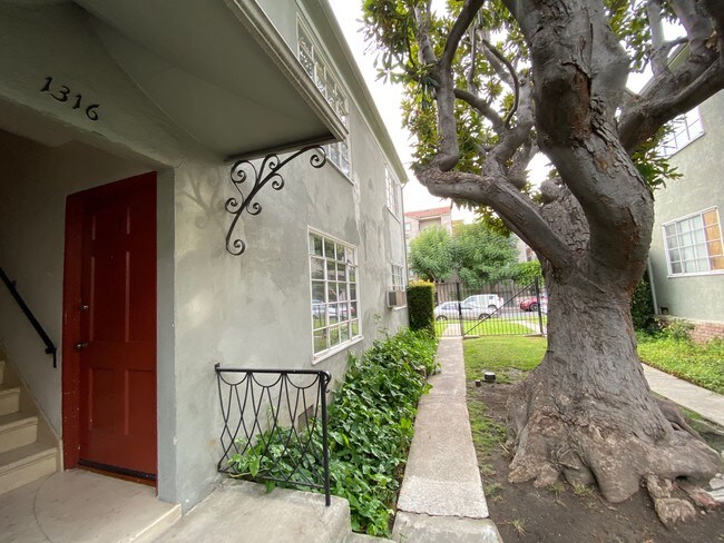 Building Photo - 1316 N Citrus Ave
