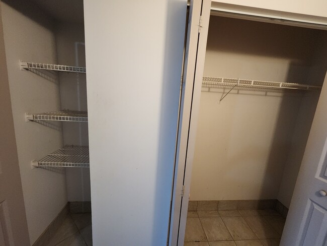 Photo du bâtiment - 1700 University Ave W