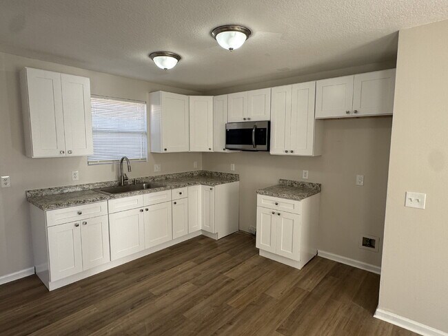 Foto del edificio - "Spacious 4-Bedroom Home with 2 Full Baths in Prime Tampa Location – 1,560 Sq. Ft. of Comfort!"