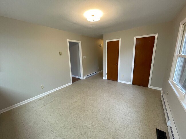 Building Photo - 3 bedroom 1.5 bathroom house with bonus room!    Large Yard!