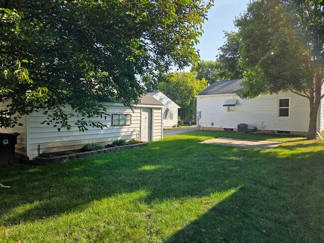 Building Photo - 3 Bedroom Cedar Falls House