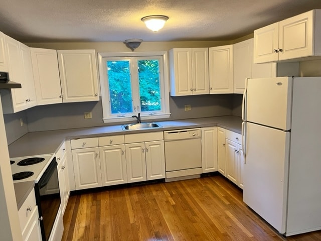 Lots of counter space and cabinets - 18 Dunstan St