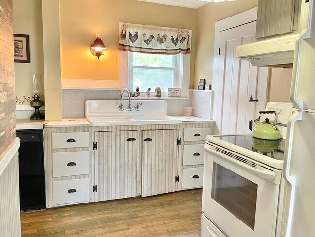 Building Photo - 196 Main St