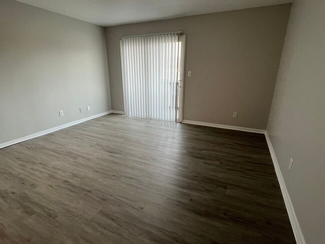 Building Photo - East Ridge Apartments - Remodeled 2 bedroom unit w/ Balcony