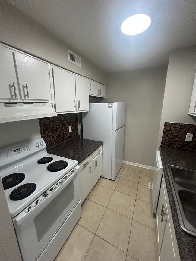 Building Photo - Spacious One Bedroom Available. Close to University and Downtown Area.