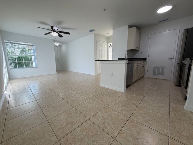Building Photo - ANNUAL RENTAL - CAMDEN COVE 1 BED /1 BATH CONDO 1ST FLOOR