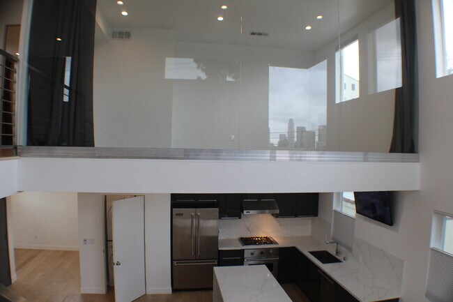 Building Photo - 1325 Lilac Ter