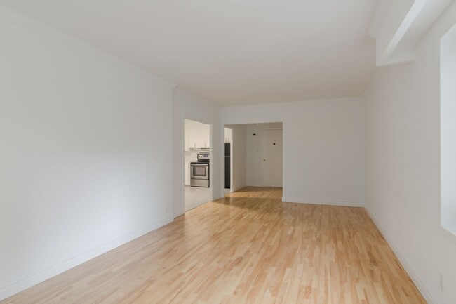 Building Photo - 3495 Rue de la Montagne