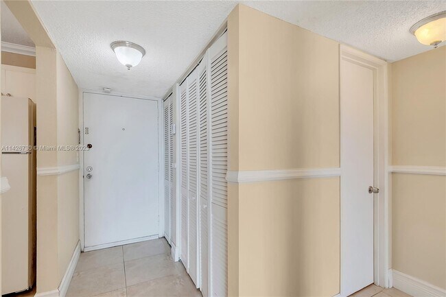 Building Photo - 9682 Fontainebleau Blvd