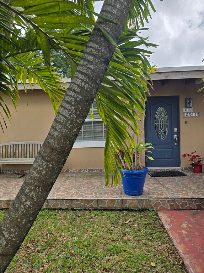 Private home in great, high end neighborhood. - 6364 SW 33rd St House