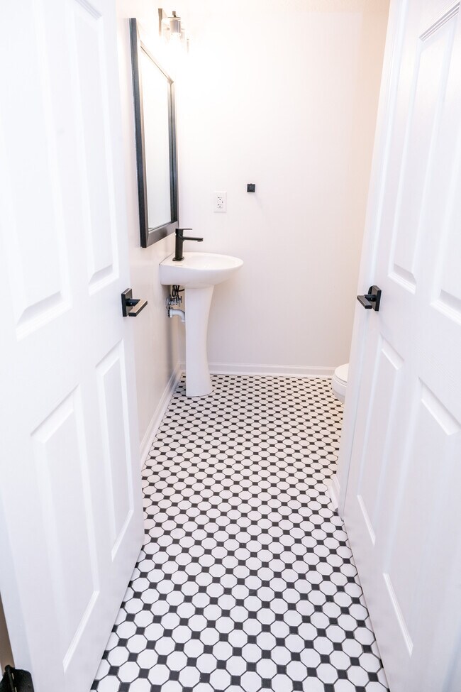 Hardware moderno - The Moxie on Union Hill