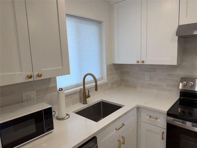 Foto del edificio - 8135 Sunrise Lakes Blvd