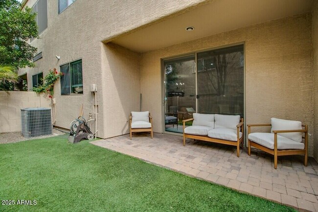Foto del edificio - 2241 E Pinchot Ave