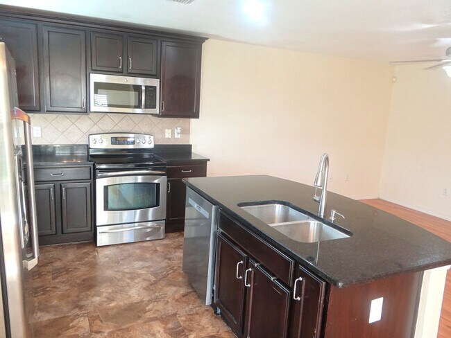 Foto del edificio - 4 bedroom, 2.5 bath, 1 car garage townhouse