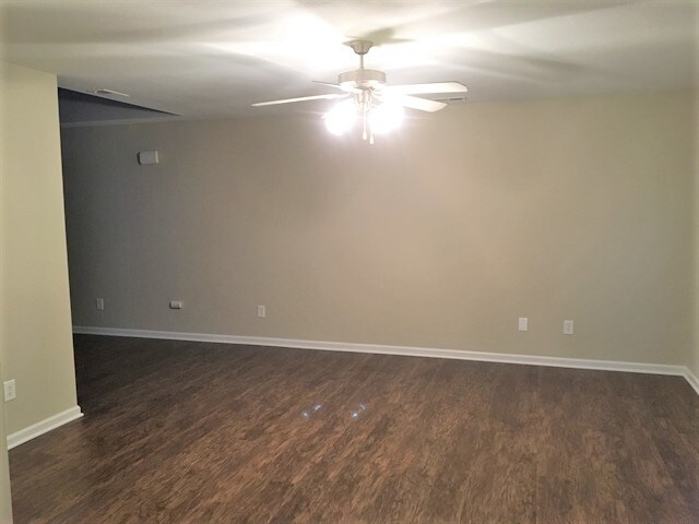 Foto del edificio - 15704 Lakepoint Forest Drive