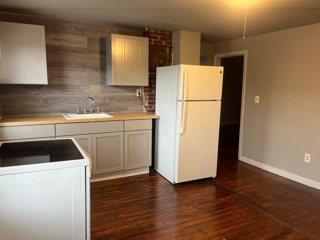 Building Photo - 55 Pekin St