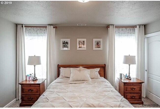 Foto del edificio - 3 bedroom Home in a desirable neighborhood...