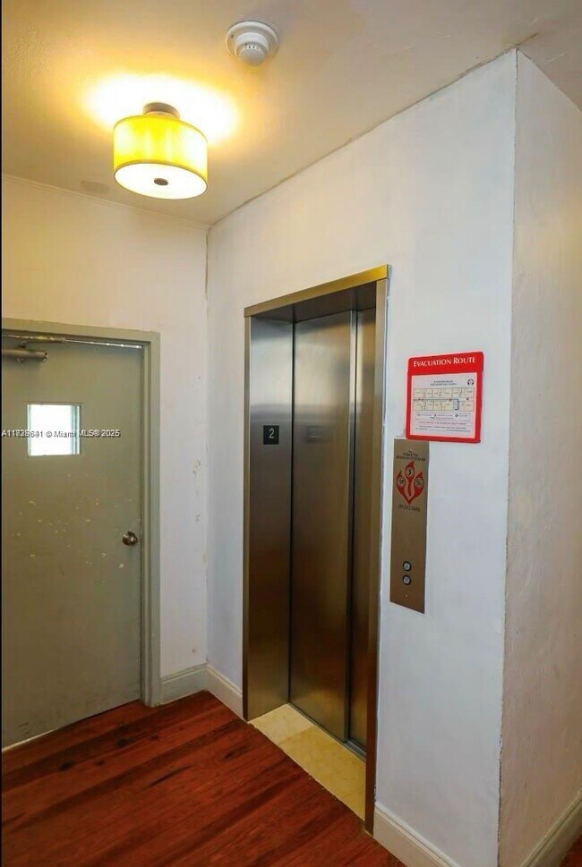 Foto del edificio - 3710 Collins Ave