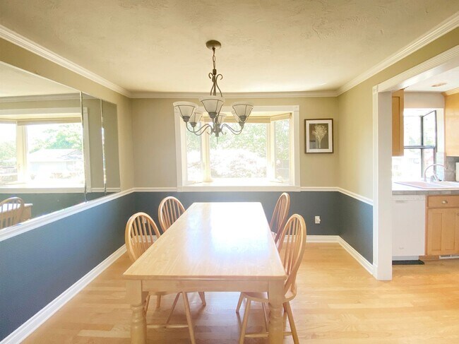 Building Photo - Lovely fully furnished N. Albany charmer
