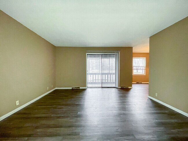 Foto del edificio - Spacious 2 Bedroom with Private Balcony!