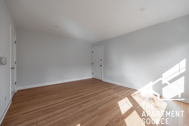 Foto del edificio - 5824 W Lawrence Ave