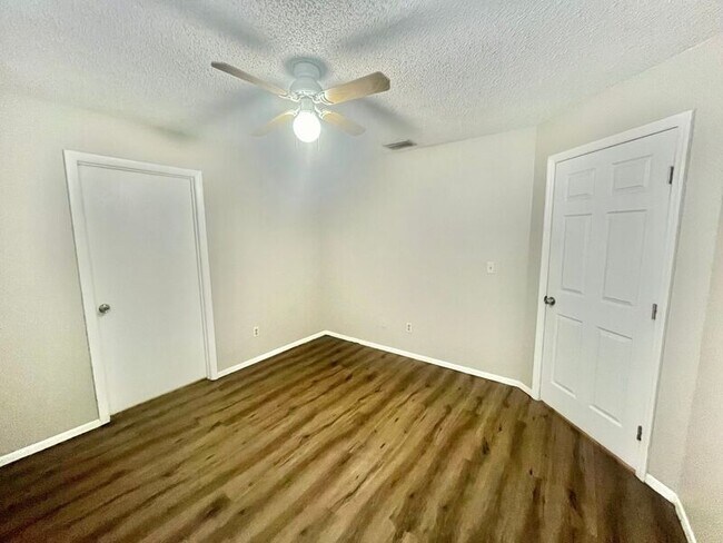 Foto del edificio - 2584 Grassy Point Dr