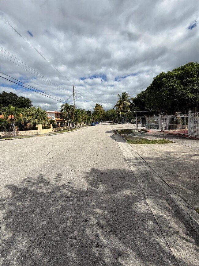 Foto del edificio - 1350 SW 13th St