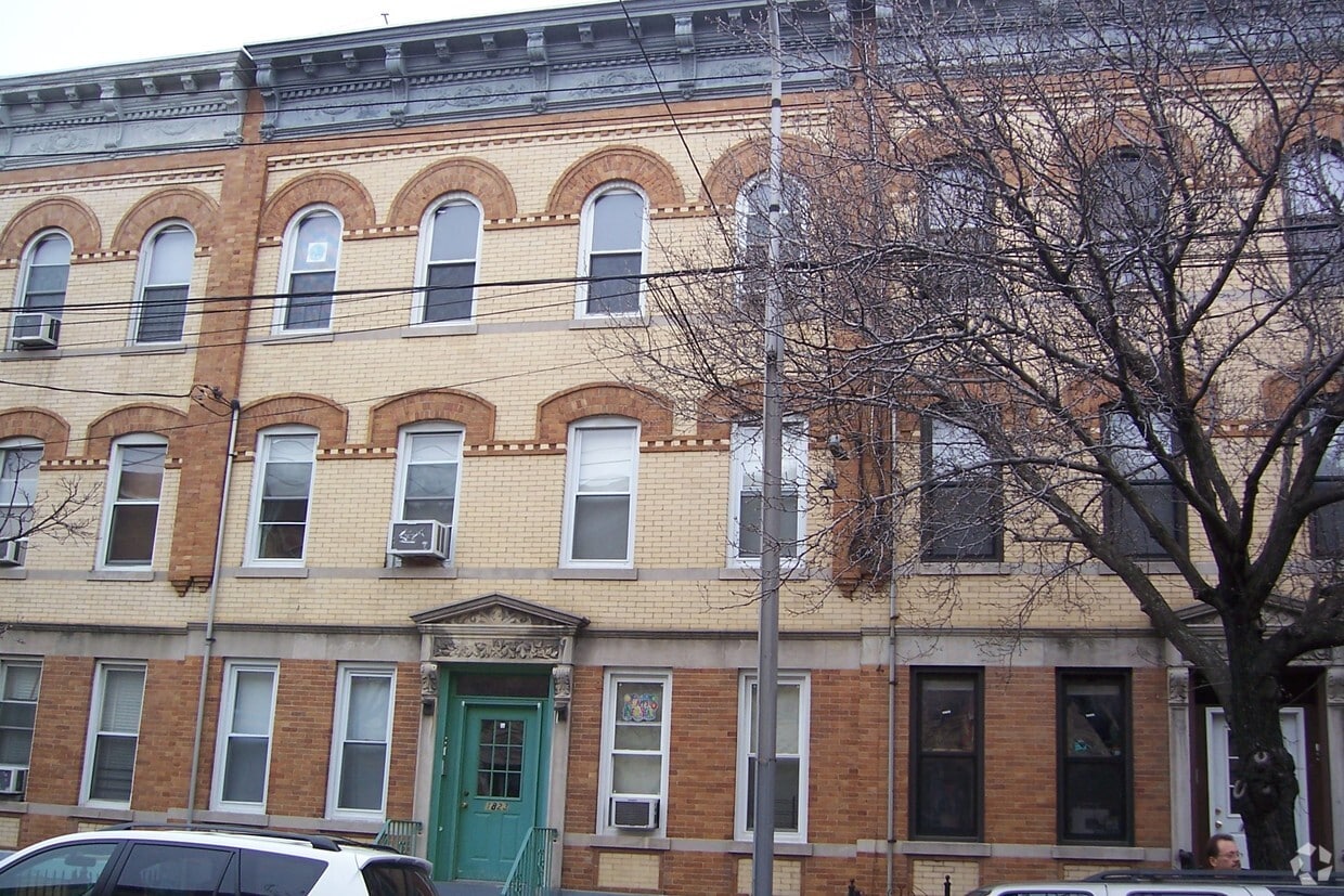 Building Photo - 18-23 Woodbine St