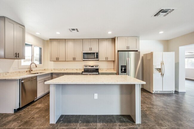 Building Photo - 6 Bed/3. 5 Bath with Pool