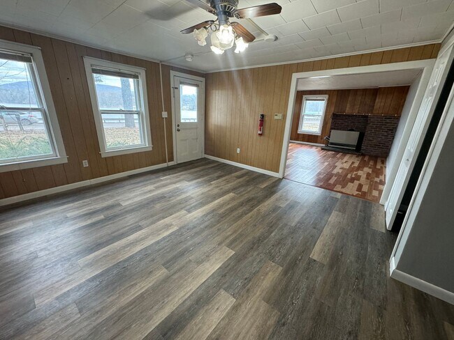 Foto del edificio - 28 Route 7 North, Unit 101