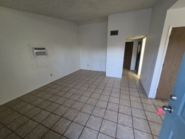 Foto del edificio - TRIPLEX 2BD/1BA COMING SOON!!! SPACIOUS BACKYARD!!