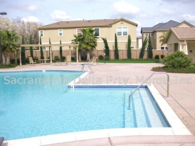 Foto del edificio - Great 3 bedroom 3 bath home
