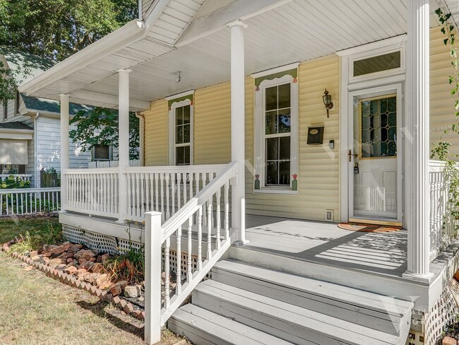 Building Photo - Charming Historic American Foursquare Home...