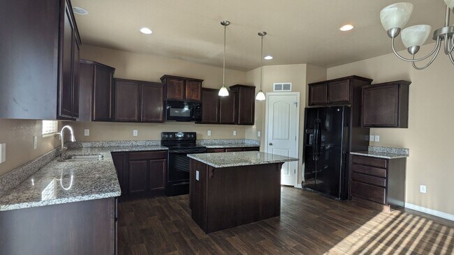 Foto del edificio - LARGE TWO STORY 3 BED/2.5 BATH W/3 CAR GAR...