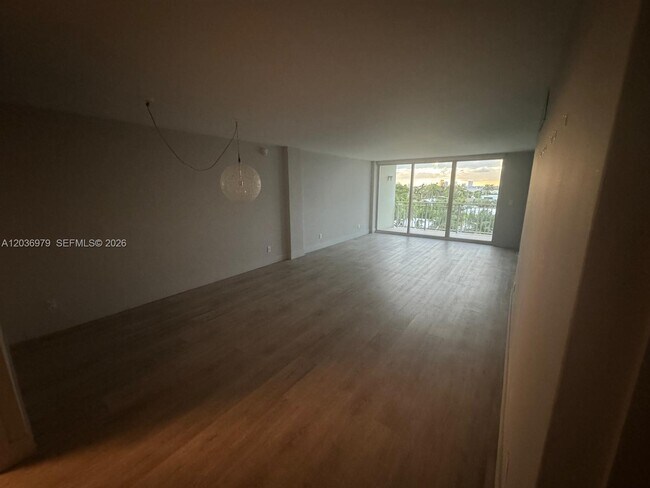 Foto del edificio - 9500 W Bay Harbor Dr